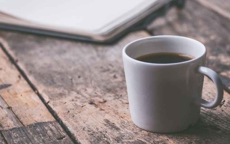 カフェテーブルの上のコーヒーカップ(イメージ画像)