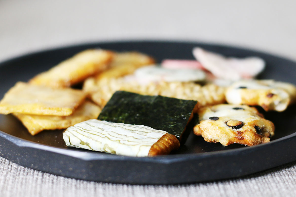 三喜屋 おかき彩菓をお皿に載せた写真(撮影:株式会社三喜屋)