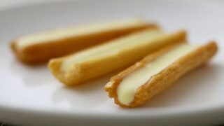 三喜屋　欧風チーズをお皿にのせた写真（撮影：株式会社三喜屋）